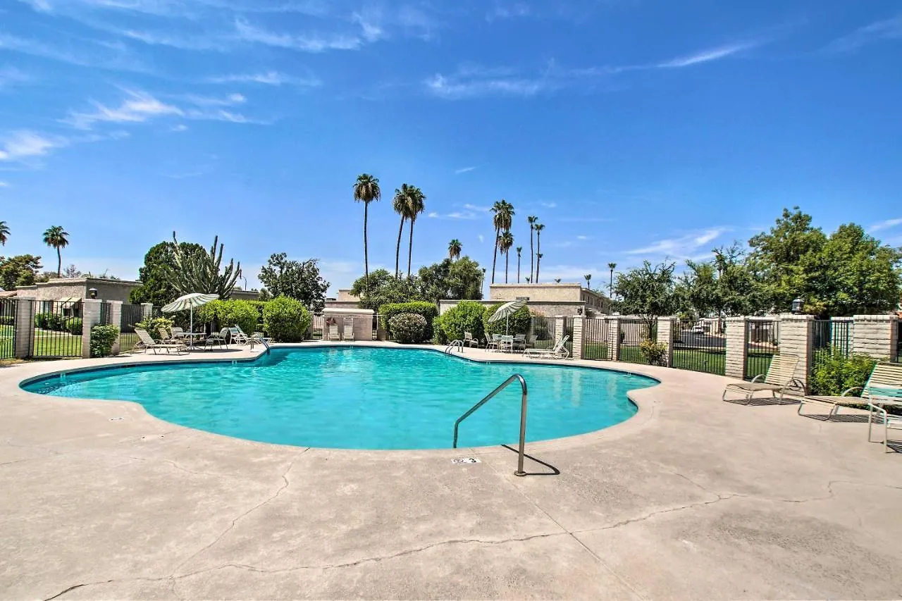 Sunny Scottsdale Townhome - Walk To Trolley And Lake 펜션